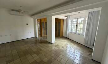 Imagem 3: Casa Alto Padrão no Calhau com 4 Quartos, Suíte Master e Vagas Cobertas