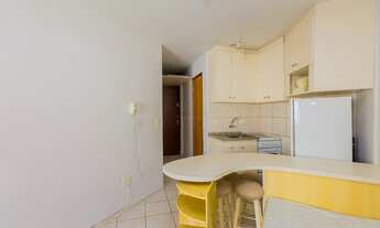 Imagem 7: KITINETE TOTALMENTE MOBILIADA. AO LADO DO TEATRO GUAÍRA. LIVING COM COZINHA AMERICANA EQUI