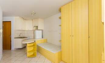 Imagem 5: KITINETE TOTALMENTE MOBILIADA. AO LADO DO TEATRO GUAÍRA. LIVING COM COZINHA AMERICANA EQUI