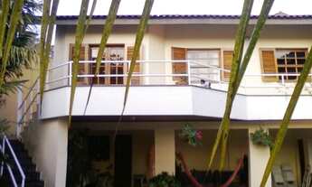 Imagem 4: Sobrado em rua de alto padrão com quintal e árvores frutíferas