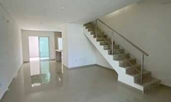 Imagem 4: Casa em residencial fechado às margens de uma avenida principal