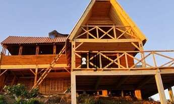 Imagem: Linda Granja com Chalé em madeira e Deck