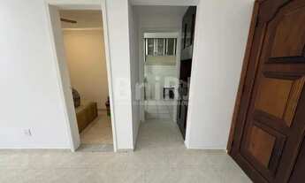 Imagem: Sala e quarto em rua residencial em Botafogo