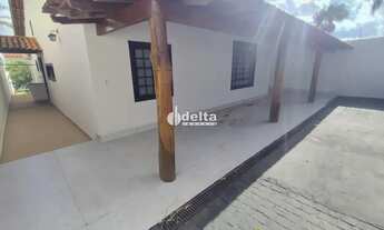 Imagem 2: Casa com 3 quartos sendo 1 suíte, disponível para locação no bairro Cidade Jardim em Uberl