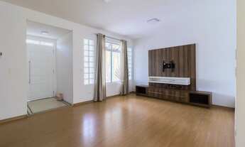 Imagem 3: Delícia de sobrado no bairro Uberaba! Com 3 dormitórios (sendo 1 suíte), 2 vagas de garage