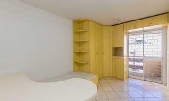 Imagem 4: KITINETE TOTALMENTE MOBILIADA. AO LADO DO TEATRO GUAÍRA. LIVING COM COZINHA AMERICANA EQUI