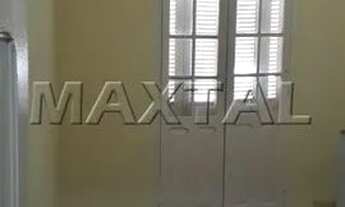 Imagem 2: Kitnet com sala e cozinha conjugadas, todo em piso frio, sacada, gabinete de cozinha, 1 ba