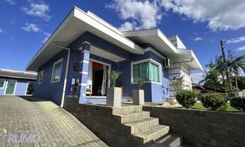 Imagem: Casa com laje inclinada no bairro Carijós