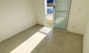 Imagem 7: Sobreposta Alta com 2 Dormitórios em Condomínio na Vila Tupi, Primeira Casa com Sacada