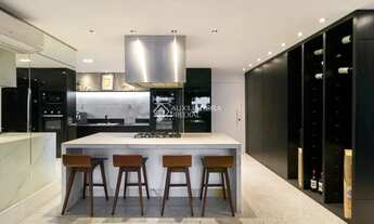 Imagem 4: Apartamento de Alto Padrão no Batel Este apartamento foi totalmente reformado e recebe voc