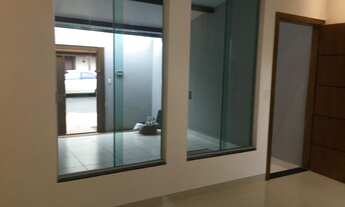 Imagem 5: Sobrado com três quartos, sendo um suíte no primeiro pavimento com sacada e dois quartos n