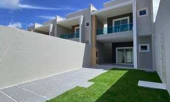 Imagem 2: Casa em residencial fechado às margens de uma avenida principal