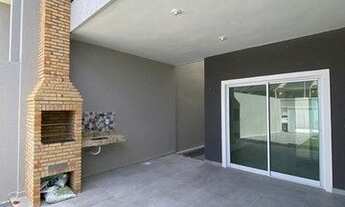 Imagem 3: Casa em residencial fechado às margens de uma avenida principal