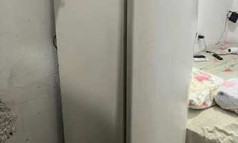 Imagem 3: QUARTO e BANHEIRO Bairro Boca do rio Rua Emiliano Galiza número 19 Condomínio Brasil