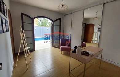 Imagem 7: Casa de Alto Padrão no Centro de Jacareí - Seu Refúgio com Piscina, 3 Suítes, Lazer, e Mui