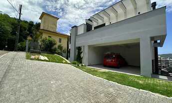 Imagem 3: Casa de alto padrão com 5 quartos sendo 3 suítes em condomínio no bairro Trindade em Flori