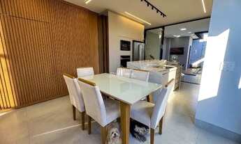 Imagem 4: Ágio Casa térrea com 3 suítes plenas, localizada no Jardins Porto, com acabamento moderno