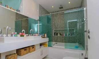 Imagem 5: Venda Imperdível: 2 Casas de Luxo a Poucos Passos da Lagoa Rodrigo de Freitas!