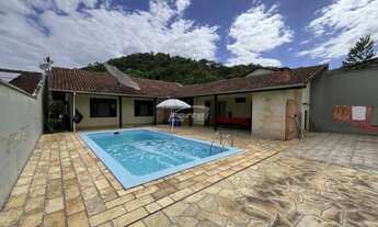 Imagem 2: Casa ampla com área de festas e piscina no bairro Belchior próxima à BR-470 / Segalas