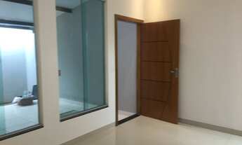 Imagem 6: Sobrado com três quartos, sendo um suíte no primeiro pavimento com sacada e dois quartos n