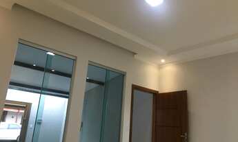 Imagem 4: Sobrado com três quartos, sendo um suíte no primeiro pavimento com sacada e dois quartos n