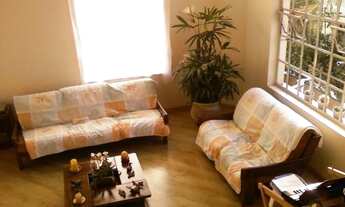 Imagem 7: Sobrado em rua de alto padrão com quintal e árvores frutíferas