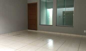 Imagem 7: Sobrado com três quartos, sendo um suíte no primeiro pavimento com sacada e dois quartos n