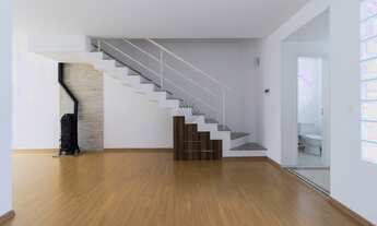 Imagem 2: Delícia de sobrado no bairro Uberaba! Com 3 dormitórios (sendo 1 suíte), 2 vagas de garage