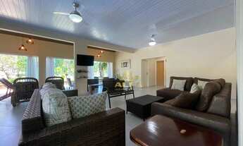 Imagem 5: Casa térrea em condomínio com 4 dormitórios e área de lazer com piscina e churrasqueira