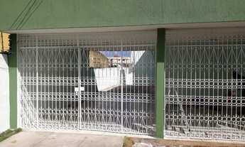 Imagem 2: Casa para aluguel tem 200 metros quadrados com 3 quartos em -