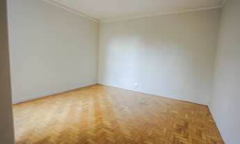 Imagem 7: Amplo e lindo! Com janelas enormes em edifício modernista em frente ao shopping!