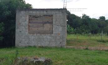 Imagem: Terreno com 3 cômodos levantado na alvenaria