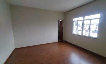 Imagem 6: Ampla casa estilo sobrado. Imóvel com três residências no terreno. A casa possui: sala 2 a