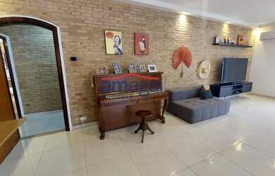 Imagem 11: Casa de Alto Padrão no Centro de Jacareí - Seu Refúgio com Piscina, 3 Suítes, Lazer, e Mui