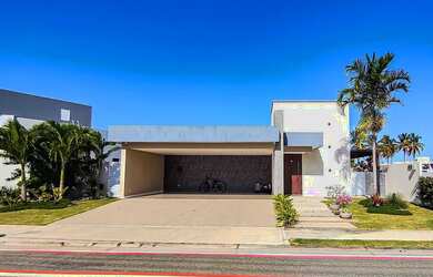 Imagem: Casa de Alto Padrão com Vista para o Lago