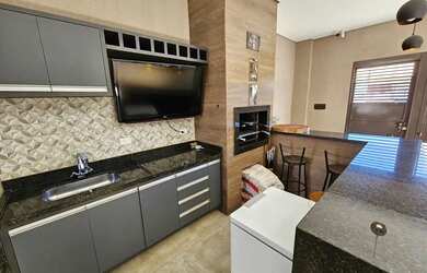 Imagem 4: Casa contendo suíte com closet