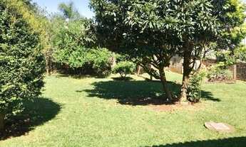 Imagem 4: Casa com excelente espaço verde na frente e nos fundos do terreno!