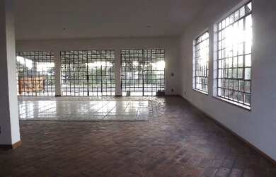 Imagem 5: Casa grande, com pé direito alto e terreno muito amplo; Próximo ao Hospital Vita, Comunida