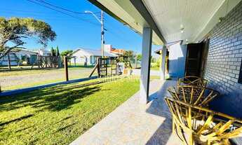 Imagem 4: Casa com 05 dormitórios e salão de festas, à 100 metros do mar em Atlântida Sul Ref.:099