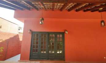 Imagem 5: Casa térrea espaçosa e bem localizada com 300m2 de área útil e área de lazer. Ideal para e