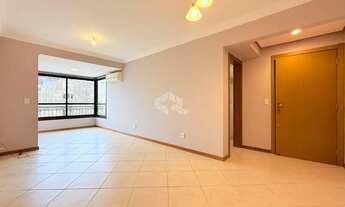 Imagem 2: Apartamento com 3 dormitórios, 1 suíte, churrasqueira e vaga coberta á venda no Bairro Flo