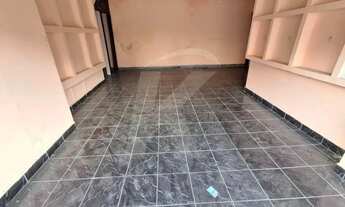 Imagem 4: Salão comercial com 2 banheiros e porta de aço