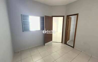 Imagem 6: Casa térrea independente no bairro Segismundo Pereira com 1 garagem(portão eletrônico), sa