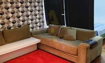 Imagem 2: Kitchenette espaçosa com divisão entre sala e quarto, toda mobiliada, equipada e decorada