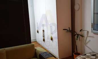 Imagem 7: Kitchenette espaçosa com divisão entre sala e quarto, toda mobiliada, equipada e decorada