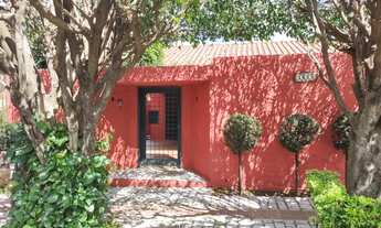 Imagem 2: Casa térrea espaçosa e bem localizada com 300m2 de área útil e área de lazer. Ideal para e