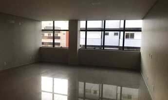 Imagem 2: Sala comercial com 2 banheiros, cozinha. Localizada no Centro de Içara. Medindo 48,01m²
