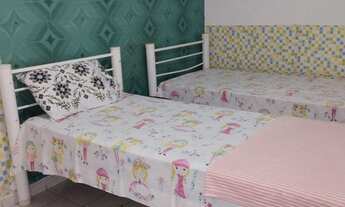 Imagem: Quarto mobiliado e banheiro. Pertinho do