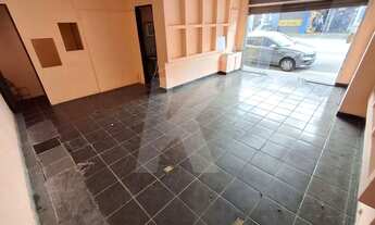 Imagem 2: Salão comercial com 2 banheiros e porta de aço