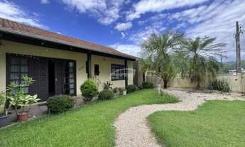 Imagem: Casa ampla com área de festas e piscina